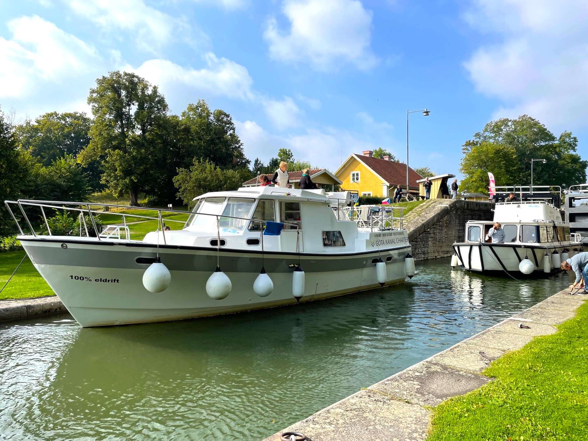 Kanalbåt förtöjd längs Göta kanal Kanalbåt förtöjd längs Göta kanal