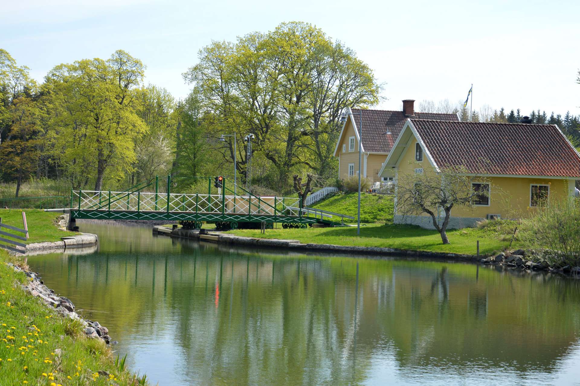 Slussmiljö med hus och bro vid Göta kanal Slussmiljö med hus och bro vid Göta kanal